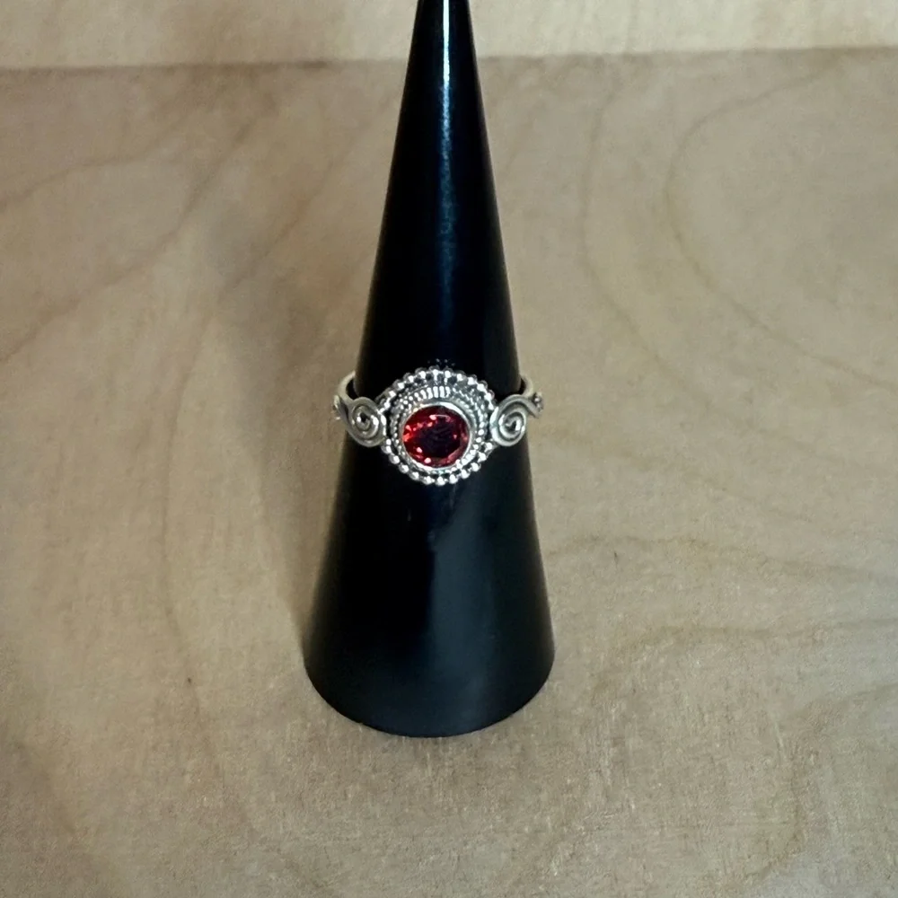 Intricate‎ 925 Sterling Silver Ring with Vibrant Garnet Stone